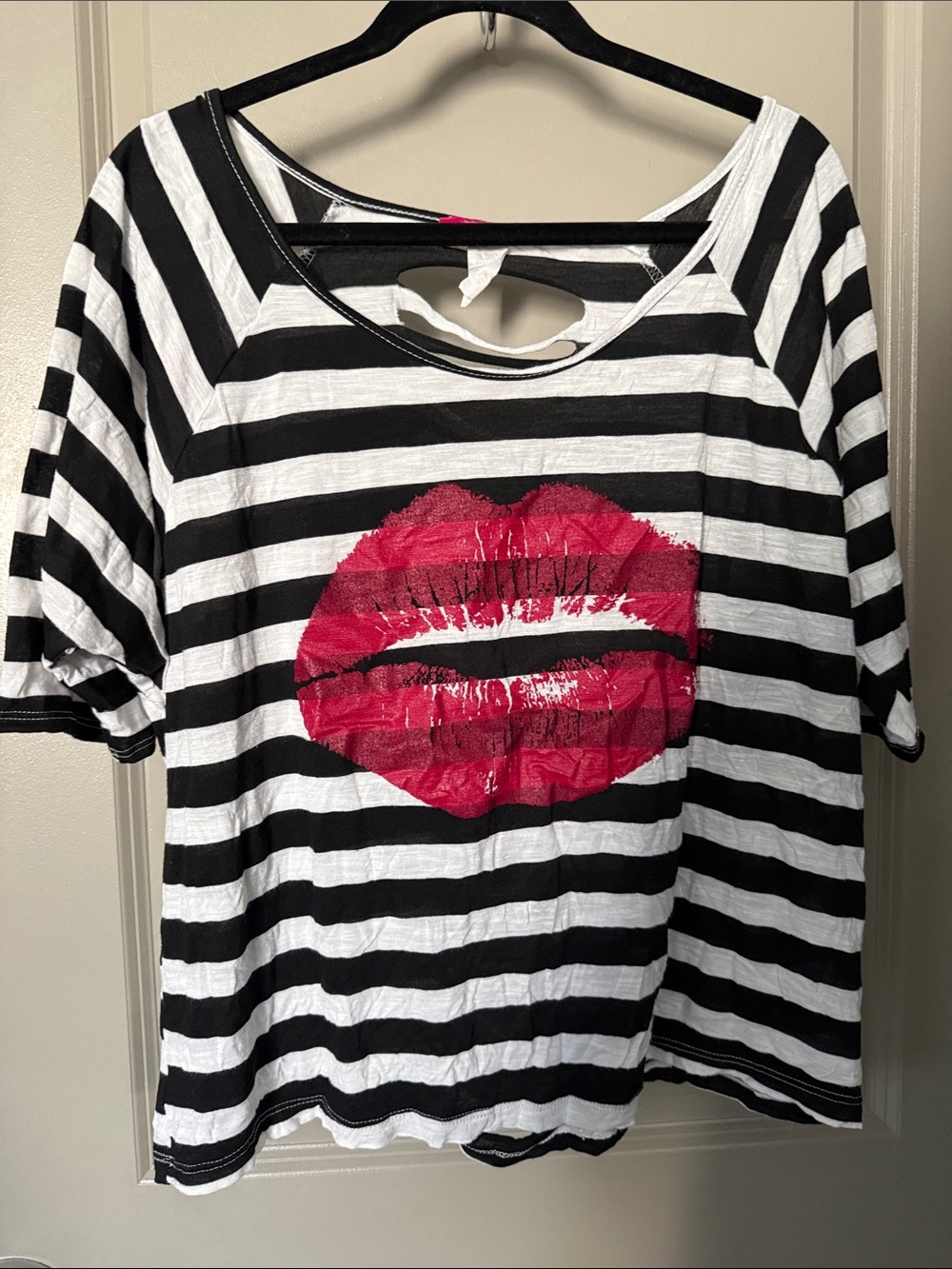 julie's closet Black & White Striped ripped 1X Tee with red Lip Print
